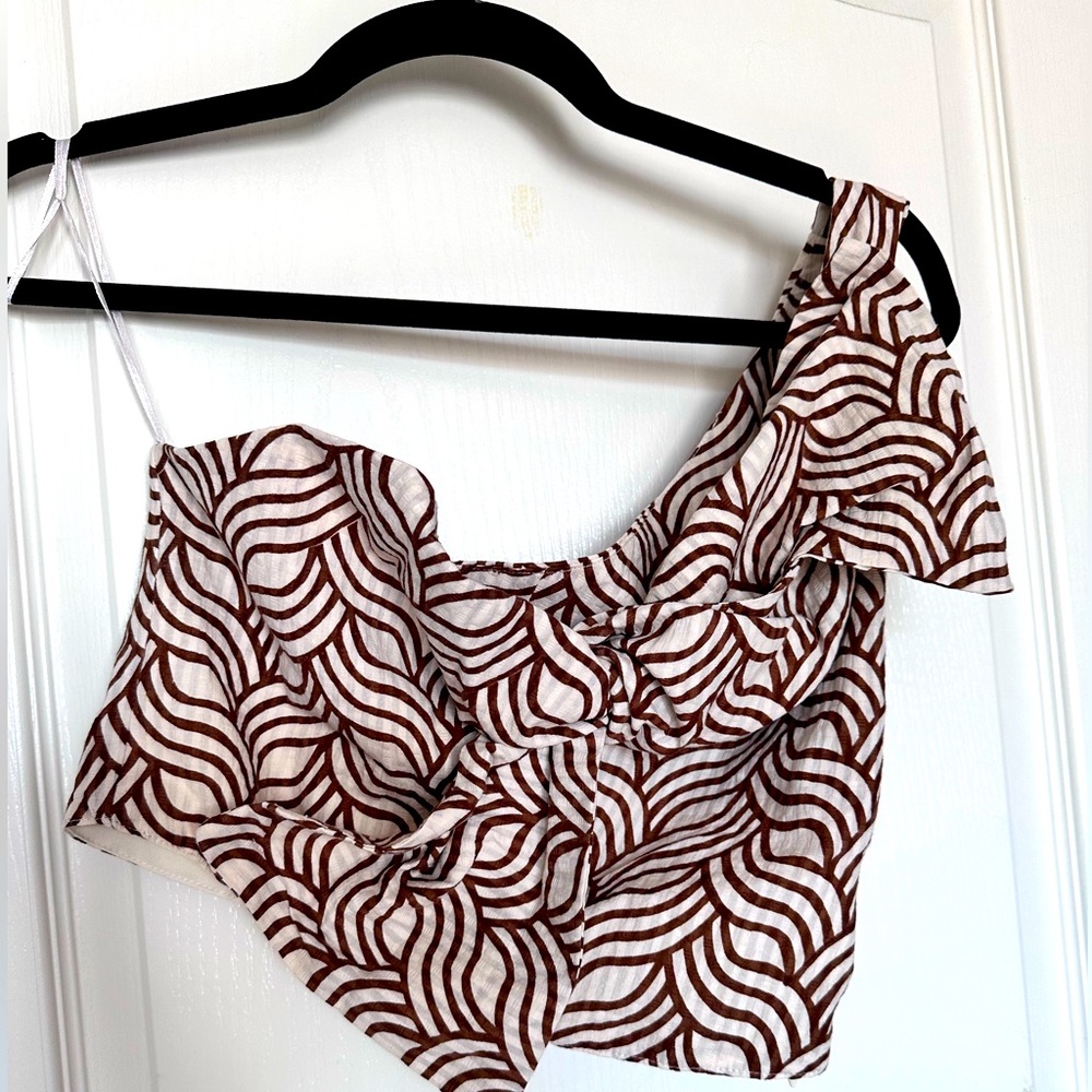 Cute one should crop top. Front bow detail with side zipper.